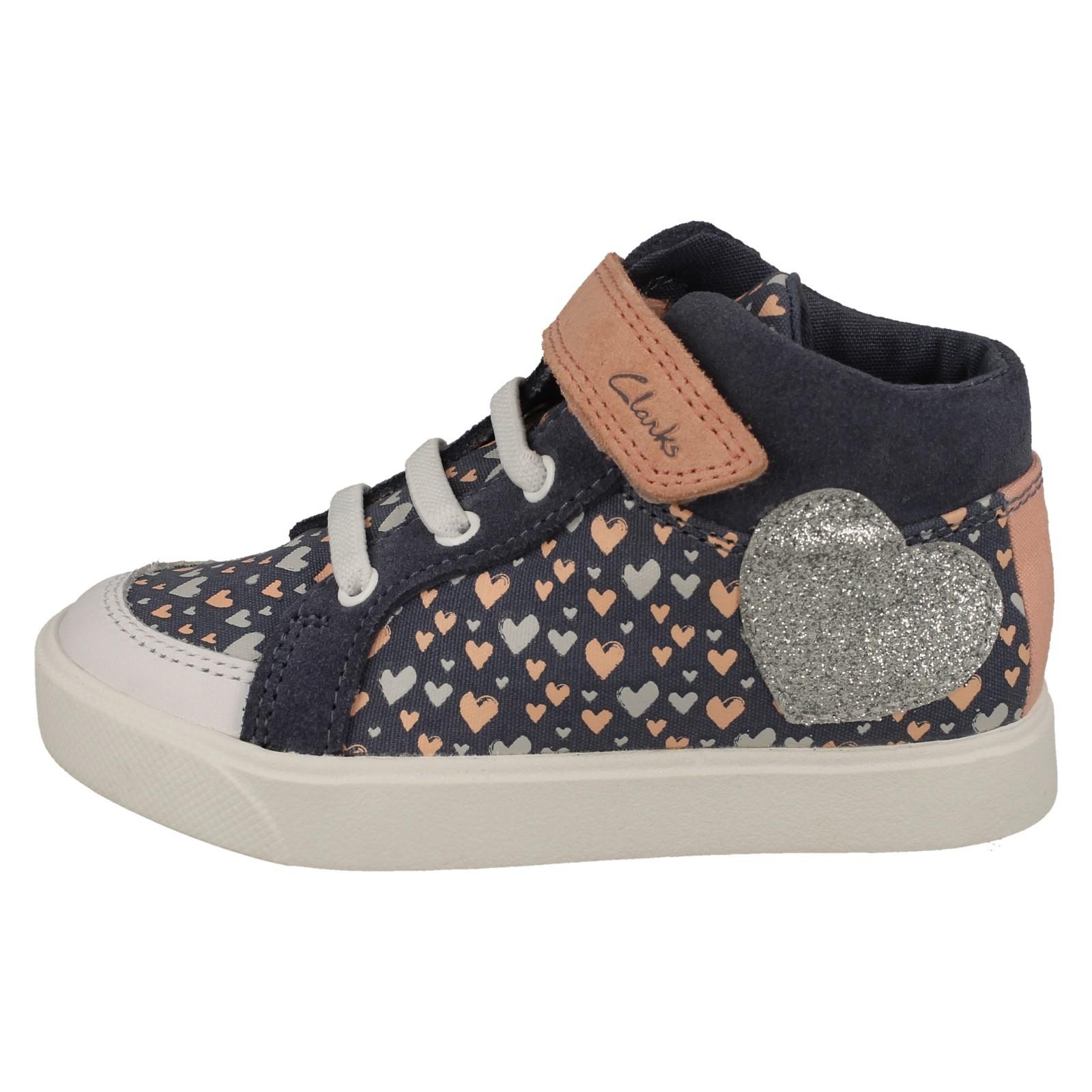"Botas al tobillo con patrón detallado para niñas Clarks ""City Hop K"" - Imagen 3 de 10