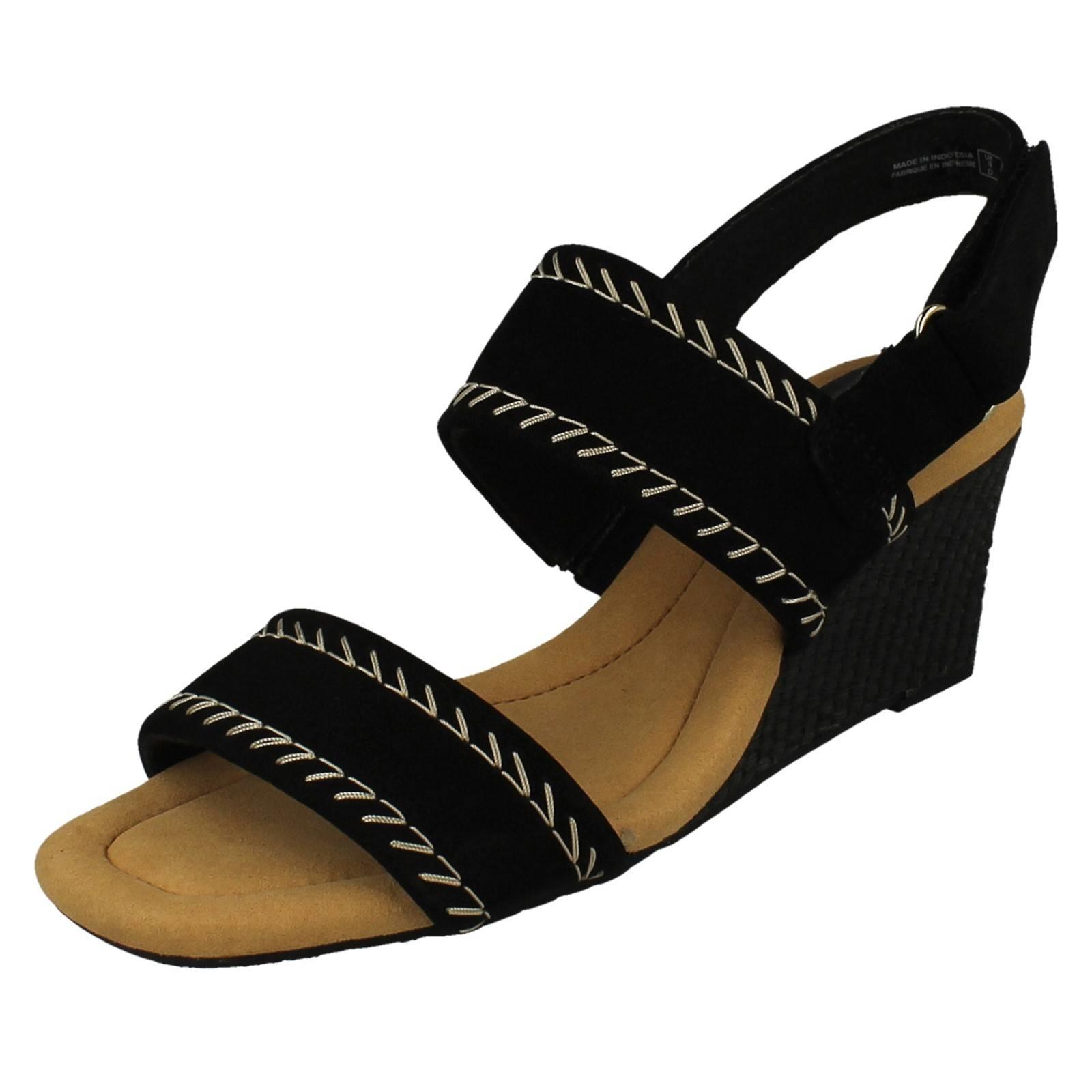 Sandalias de verano Clarks de cuero/nubuck con correa de tobillo y tacón de cuña rosa Kyarra para dama - Imagen 2 de 19