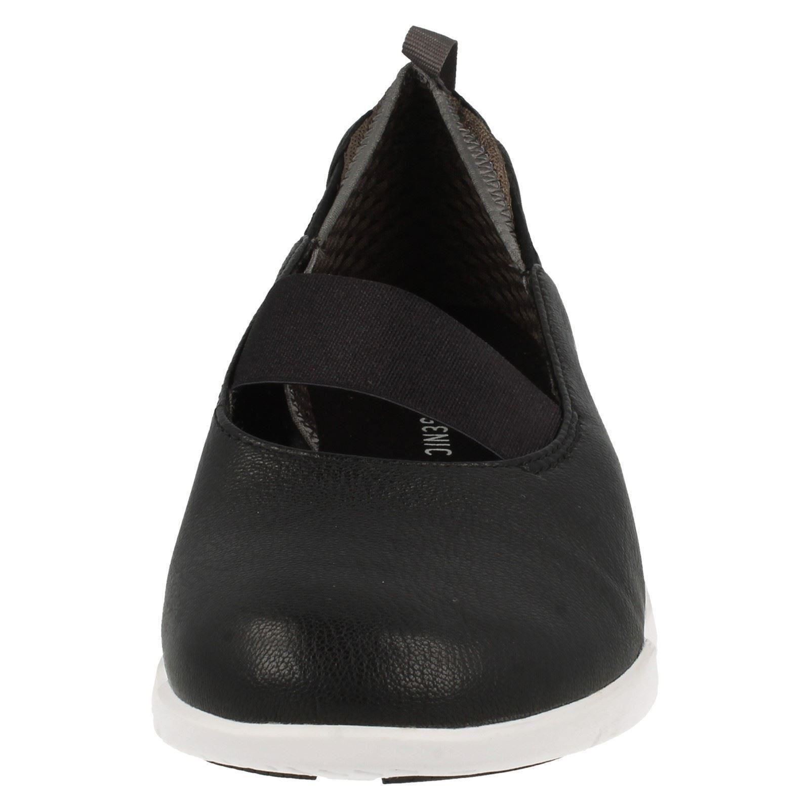 clarks tri step black