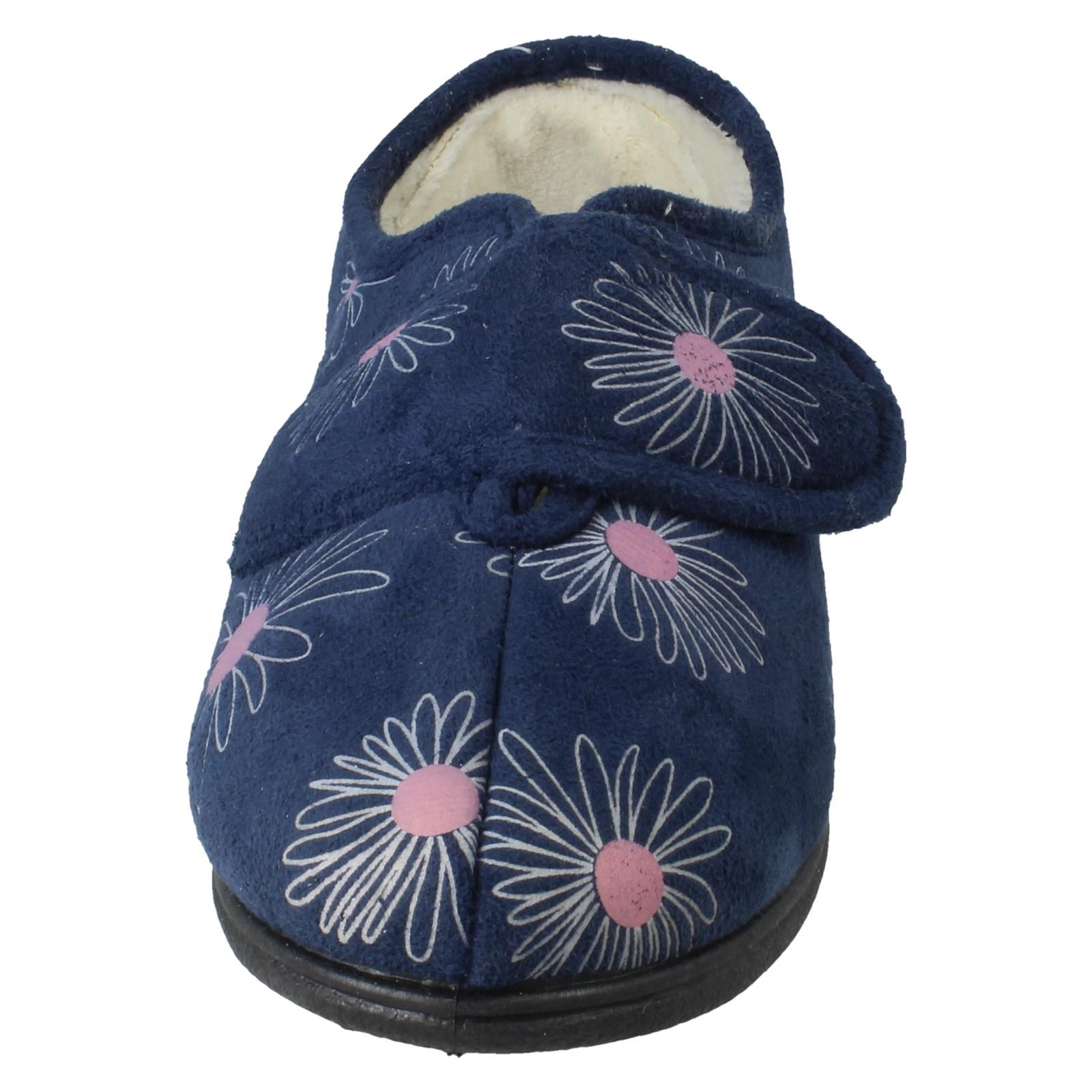 Zapatillas completas anchas detalladas con flores de rosa Judith para dama - Imagen 27 de 28
