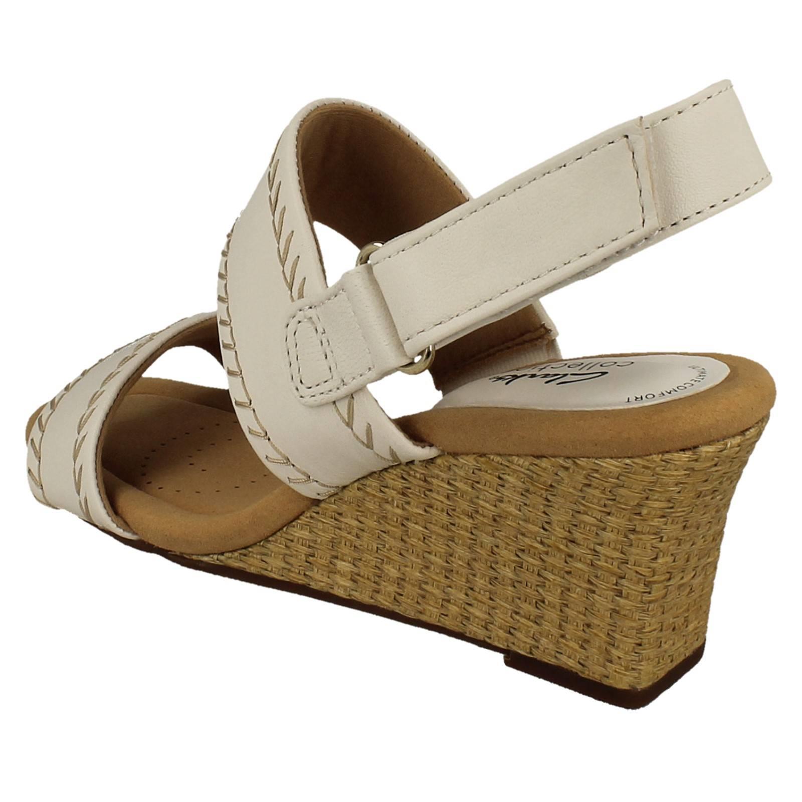 Sandalias de verano Clarks de cuero/nubuck con correa de tobillo y tacón de cuña rosa Kyarra para dama - Imagen 13 de 19