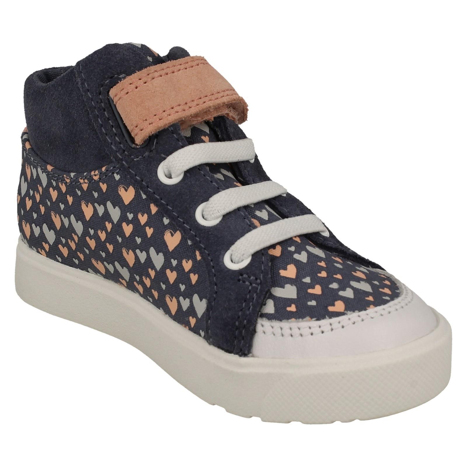 "Botas al tobillo con patrón detallado para niñas Clarks ""City Hop K"" - Imagen 9 de 10