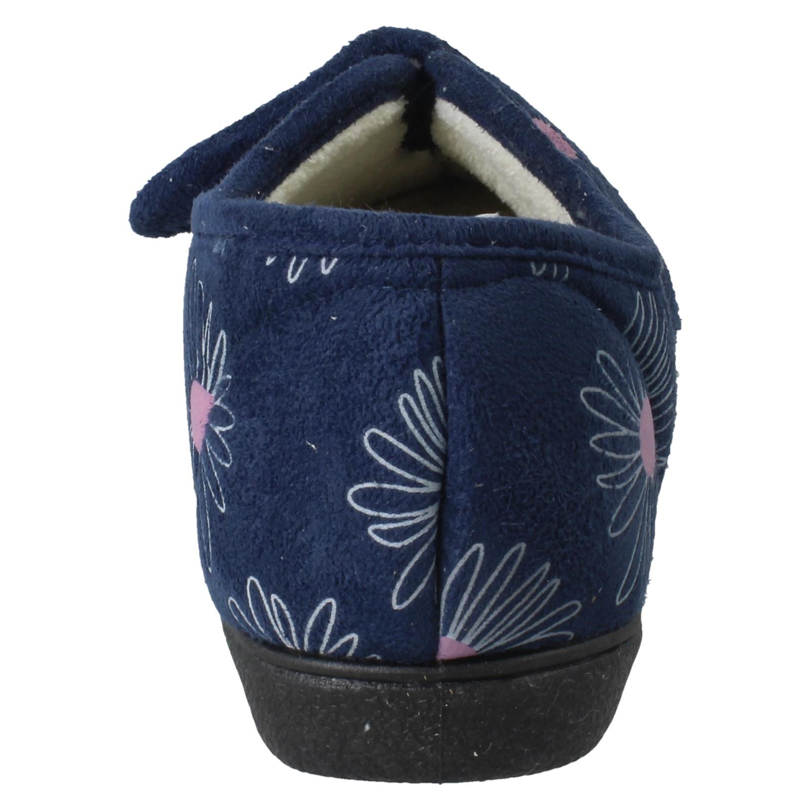 Zapatillas completas anchas detalladas con flores de rosa Judith para dama - Imagen 23 de 28