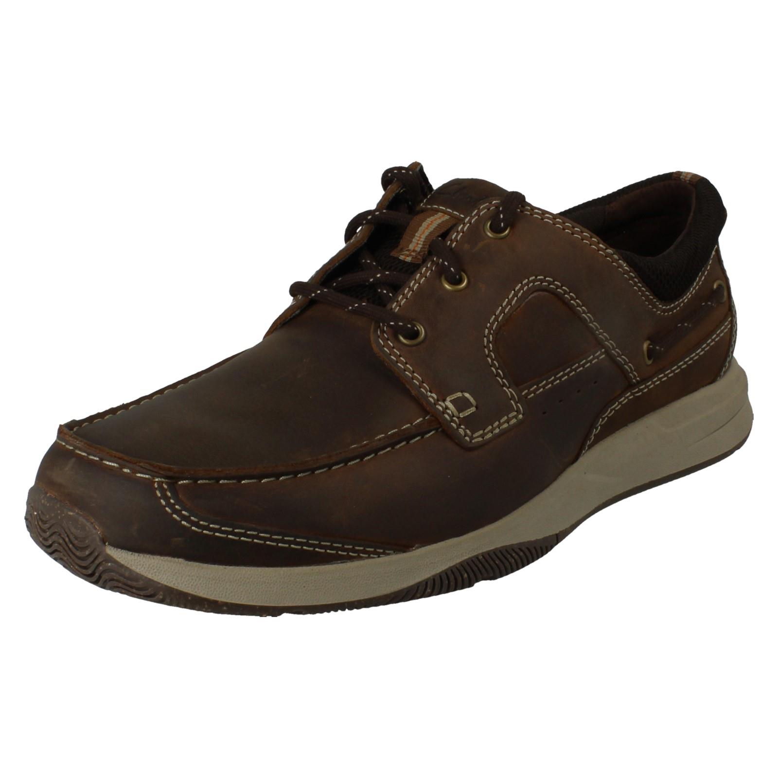 Zapatos de barco cómodos informales con cordones de cuero Clarks de ajuste ancho para hombre: encaje Sailview - Imagen 2 de 10