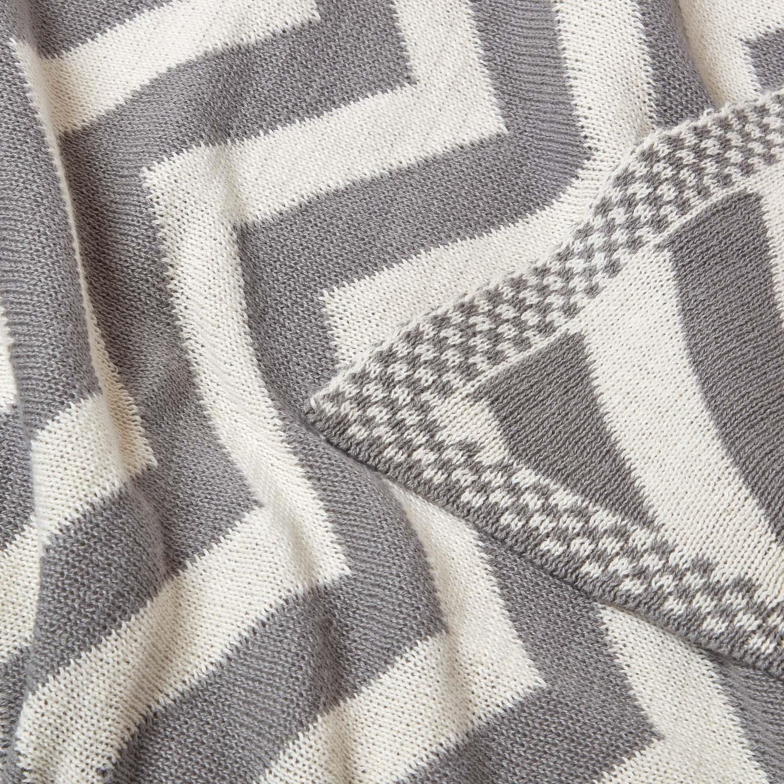 Soft Knitted Cotton Chevron Stripe Geometric Pattern Bed or Sofa Throw - Picture 6 of 16