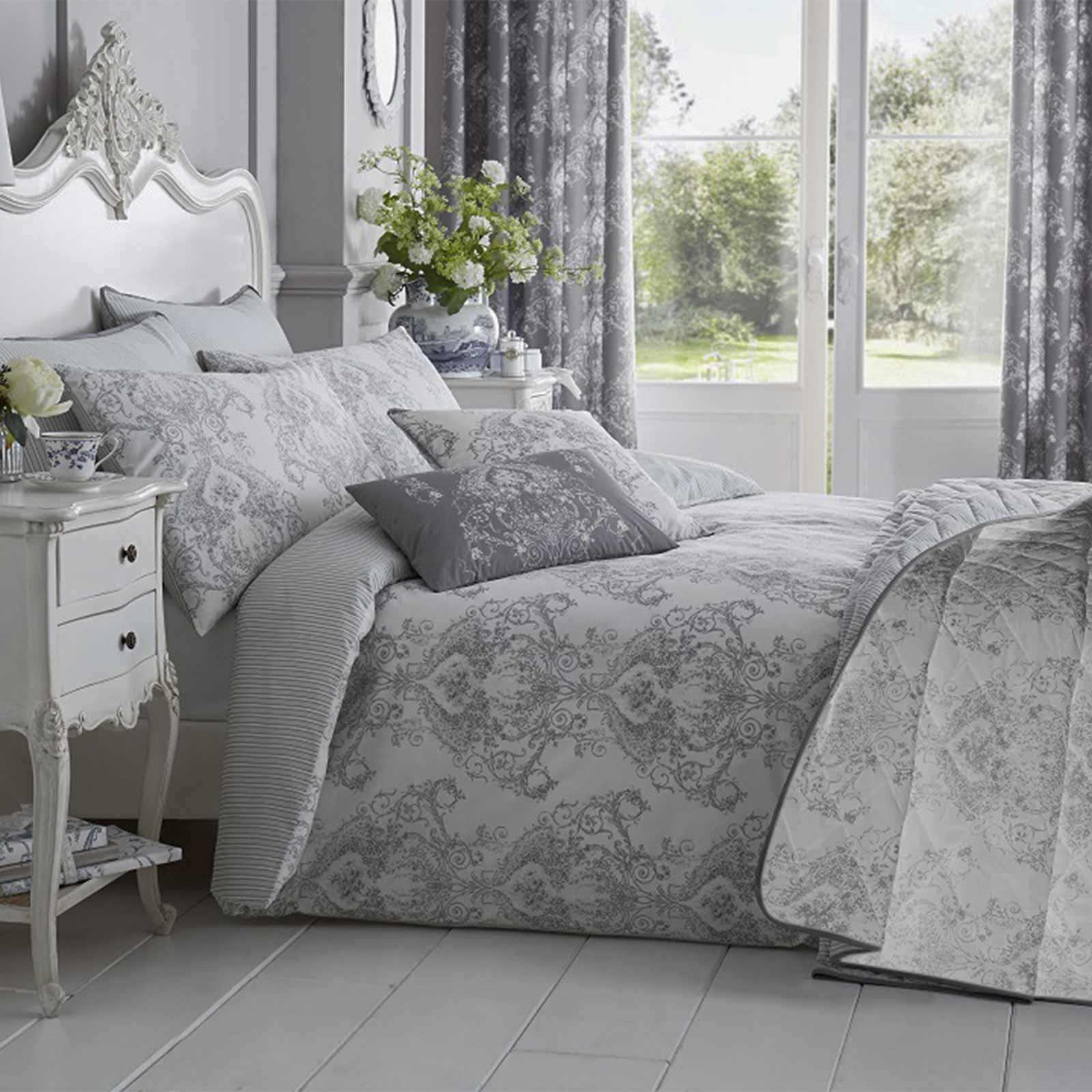 Toile Patterned Damask Style Reversible Stripe Pattern Diamond Quilted Bedspread - Picture 3 of 3