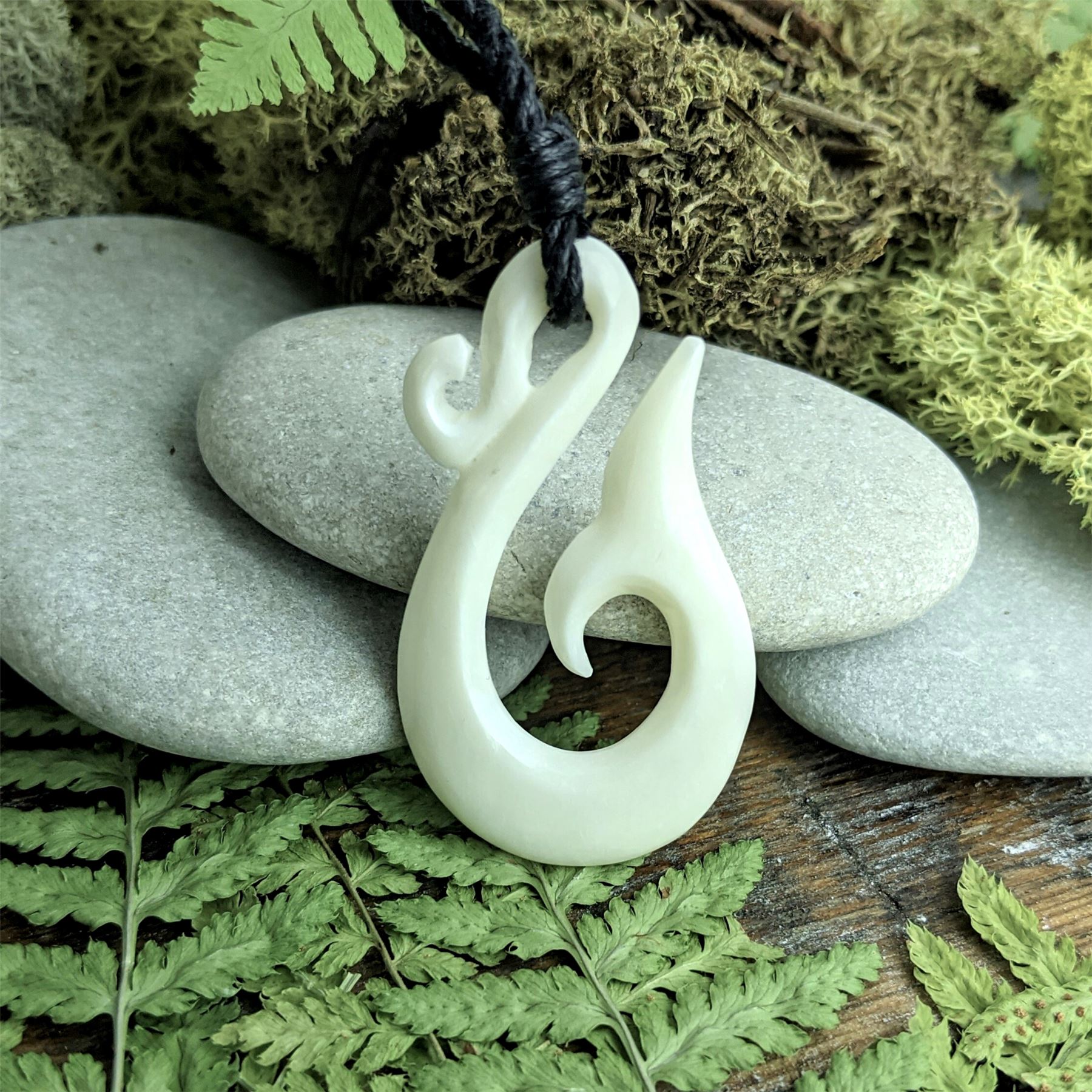 Collier Pendentif En Os Sculpté - Motif Hei Matau Koru, Longueur 84 Cm, Blanc