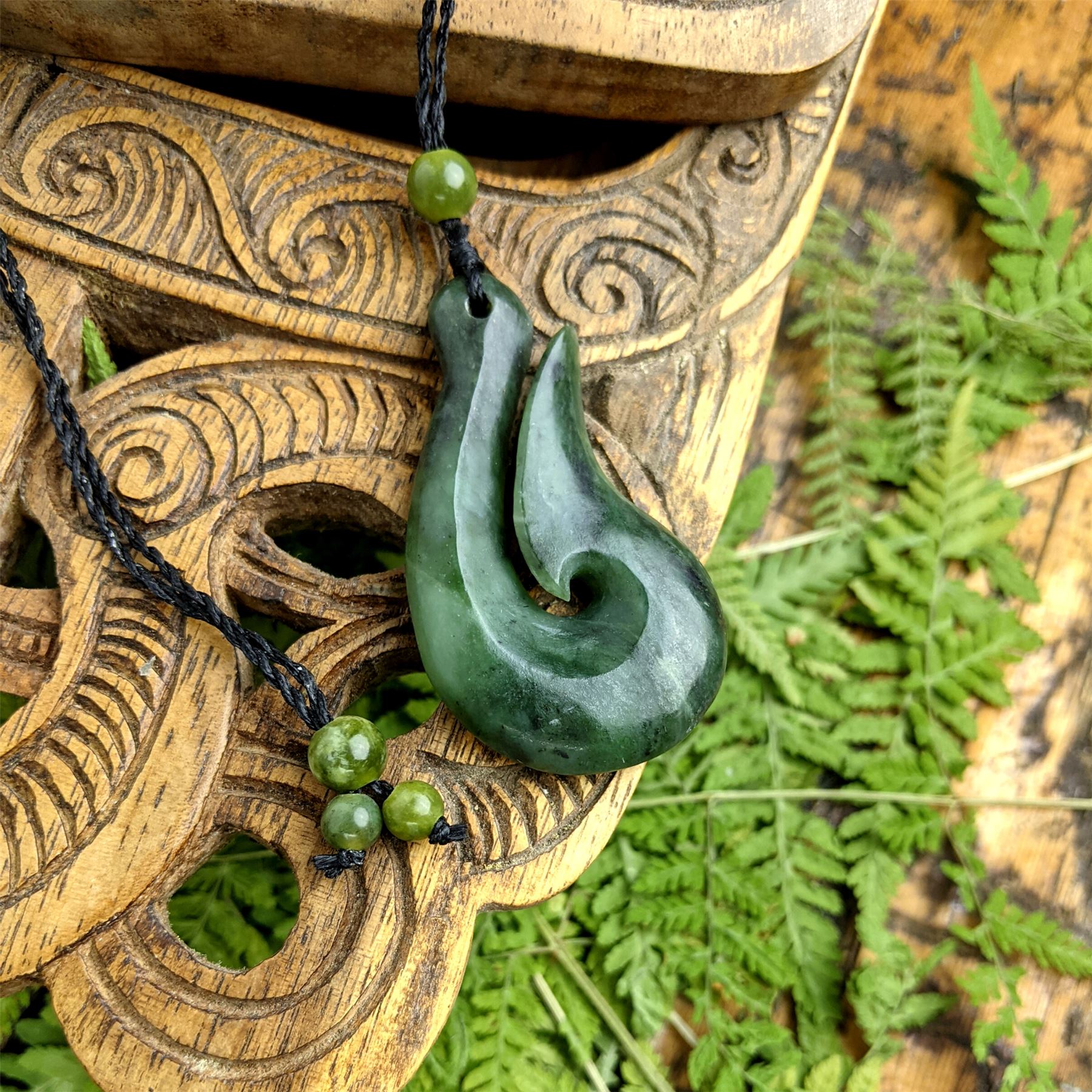 Collier Pendentif Feuille Plume En Jade Néphrite Sculpté à La Main - Marque 81stgeneration, Neuf Avec Étiquettes