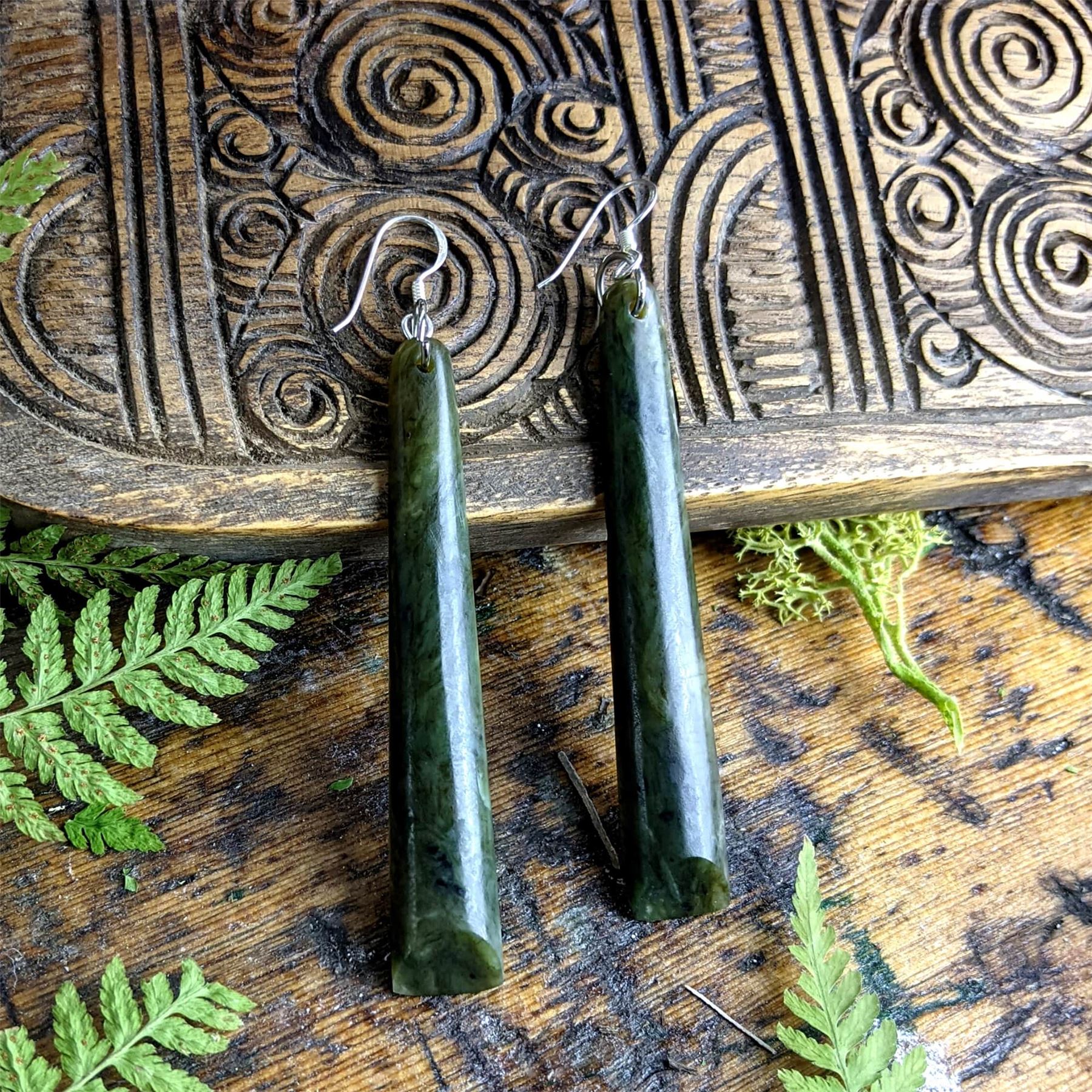 Boucles D'oreilles Pendantes Maori Toki En Argent 925 Et Jade Néphrite - 81stgeneration, Neuf Avec étiquettes
