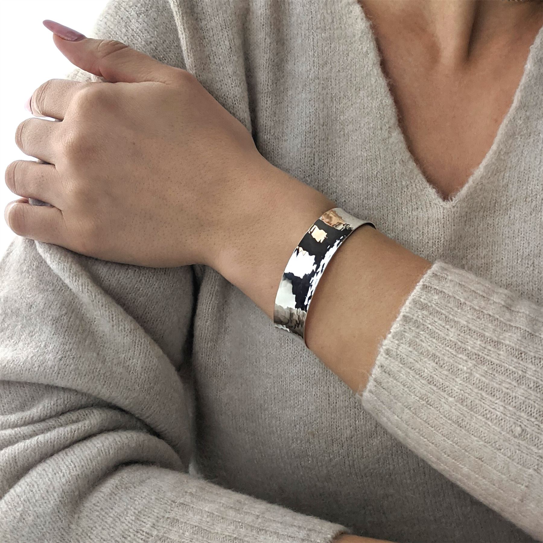 Bracciale Rigido In Argento 925 Martellato | Regolabile E Ipoallergenico | Gioiello Contemporaneo Donna Con Panno Lucidante