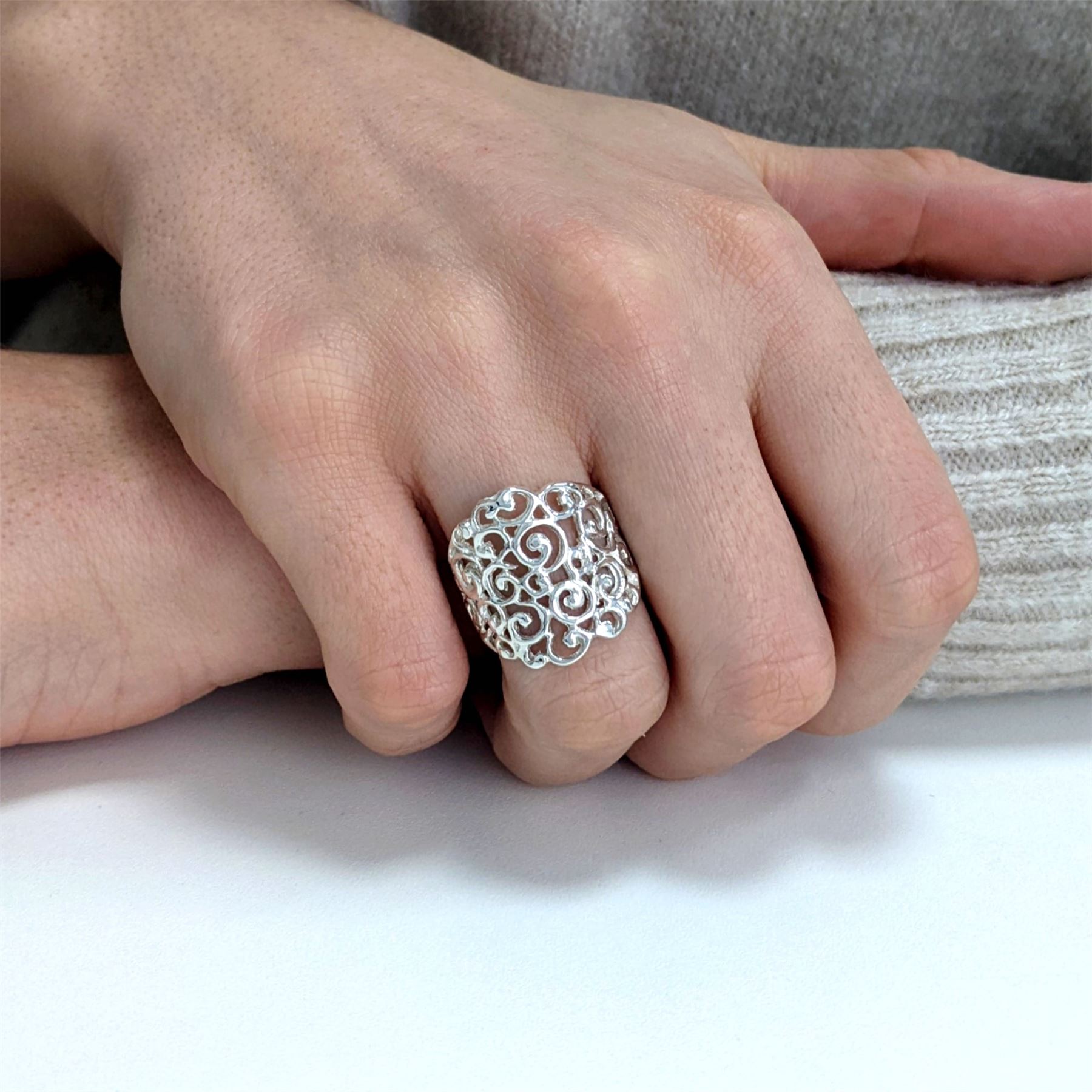 Silverly Anello Lungo Con Scudo Ovale In Argento 925, Filigrana A Spirale Intagliata. Gioiello Ipoallergenico In Confezione Regalo - 2