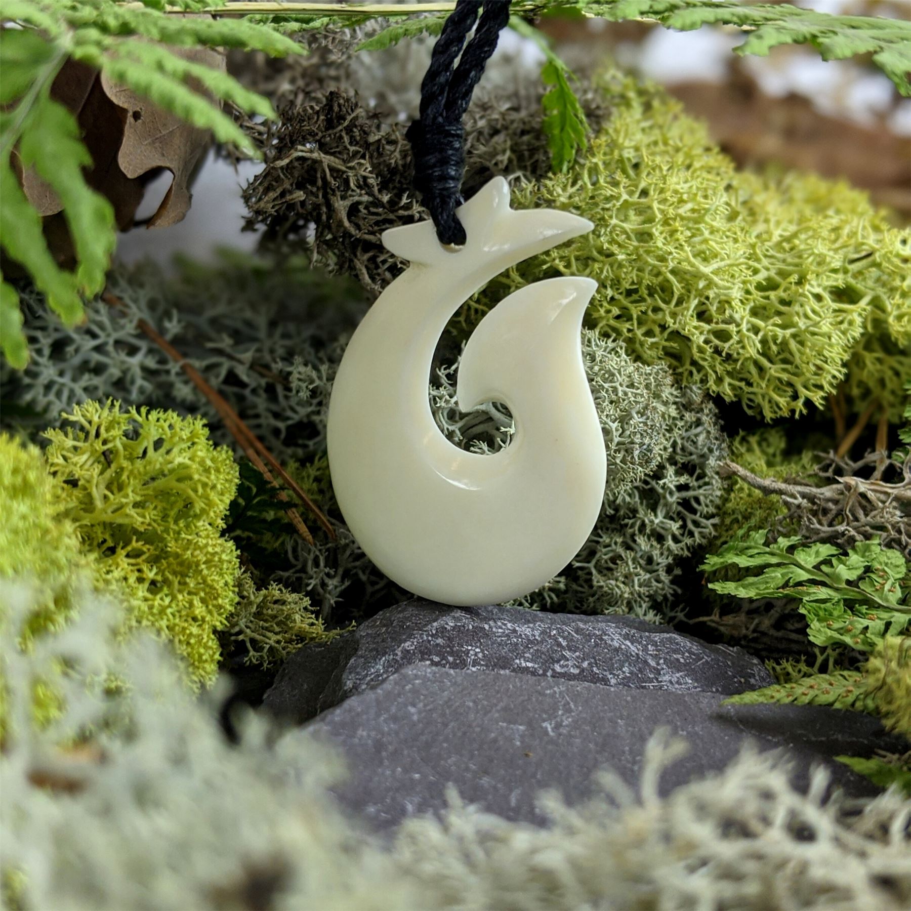 81stgeneration Collana con Ciondolo Hei Matau in Osso e | FindTheDeal