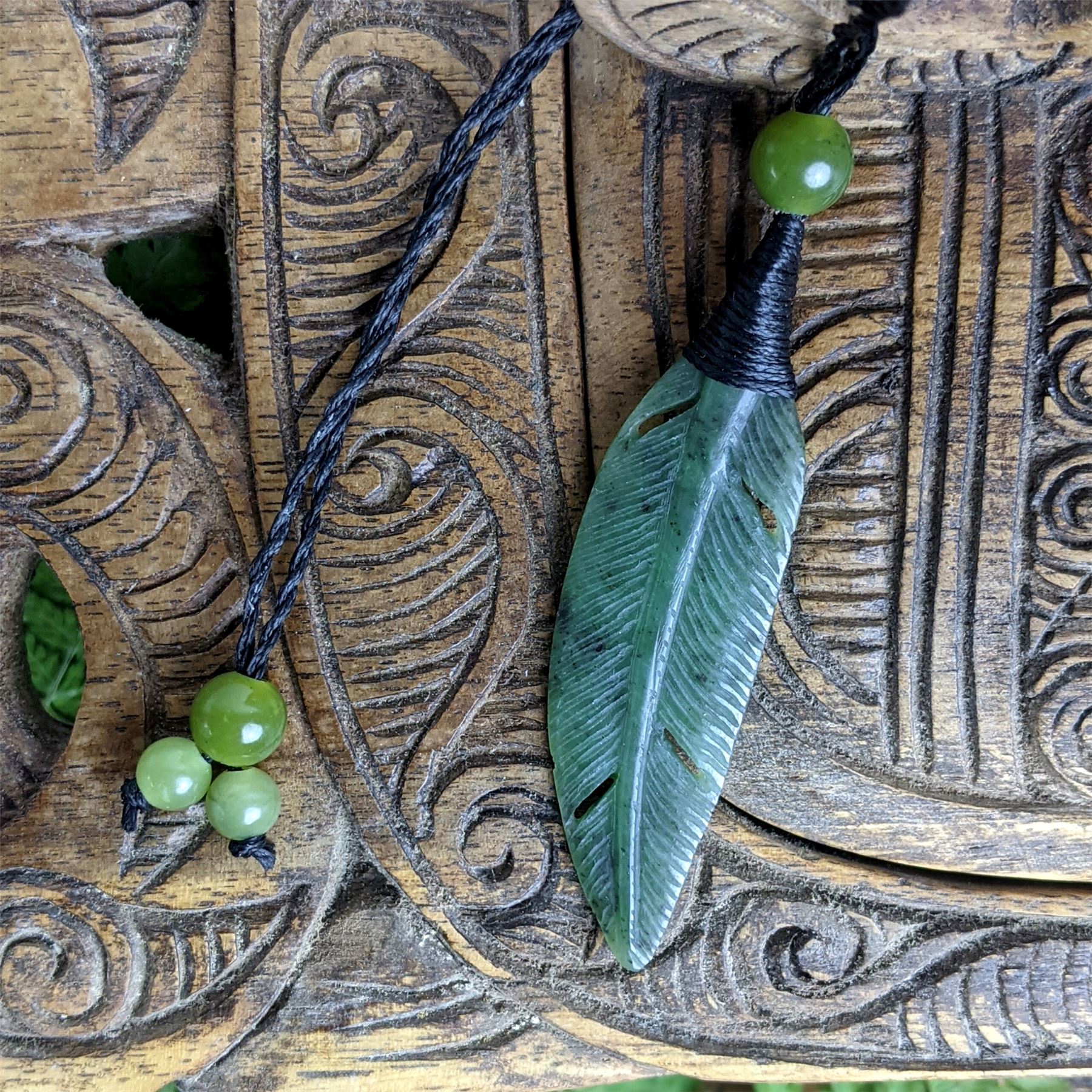 Collier Pendentif Feuille/plume En Jade Néphrite Sculpté à La Main - Marque 81stgeneration - Longueur 84 Cm