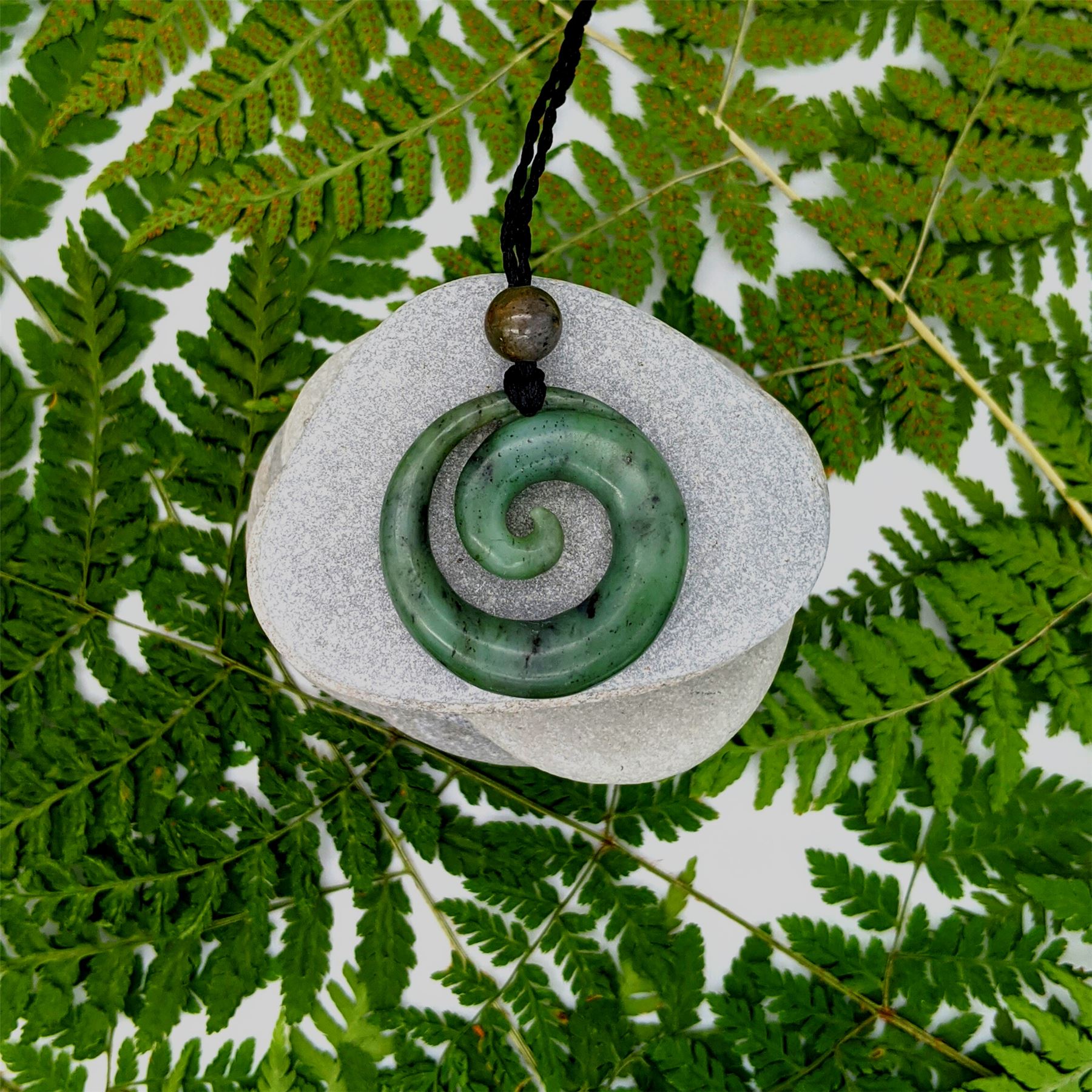 Collana Intagliata A Mano Osso Mucca 81stgeneration Collana Con Ciondolo Pikorua In Giada Nefrite | Collana Maori Con Cordino A Tripla Torsione Per Uomo | Gioielli In Pietra Verde Naturale Da Donna