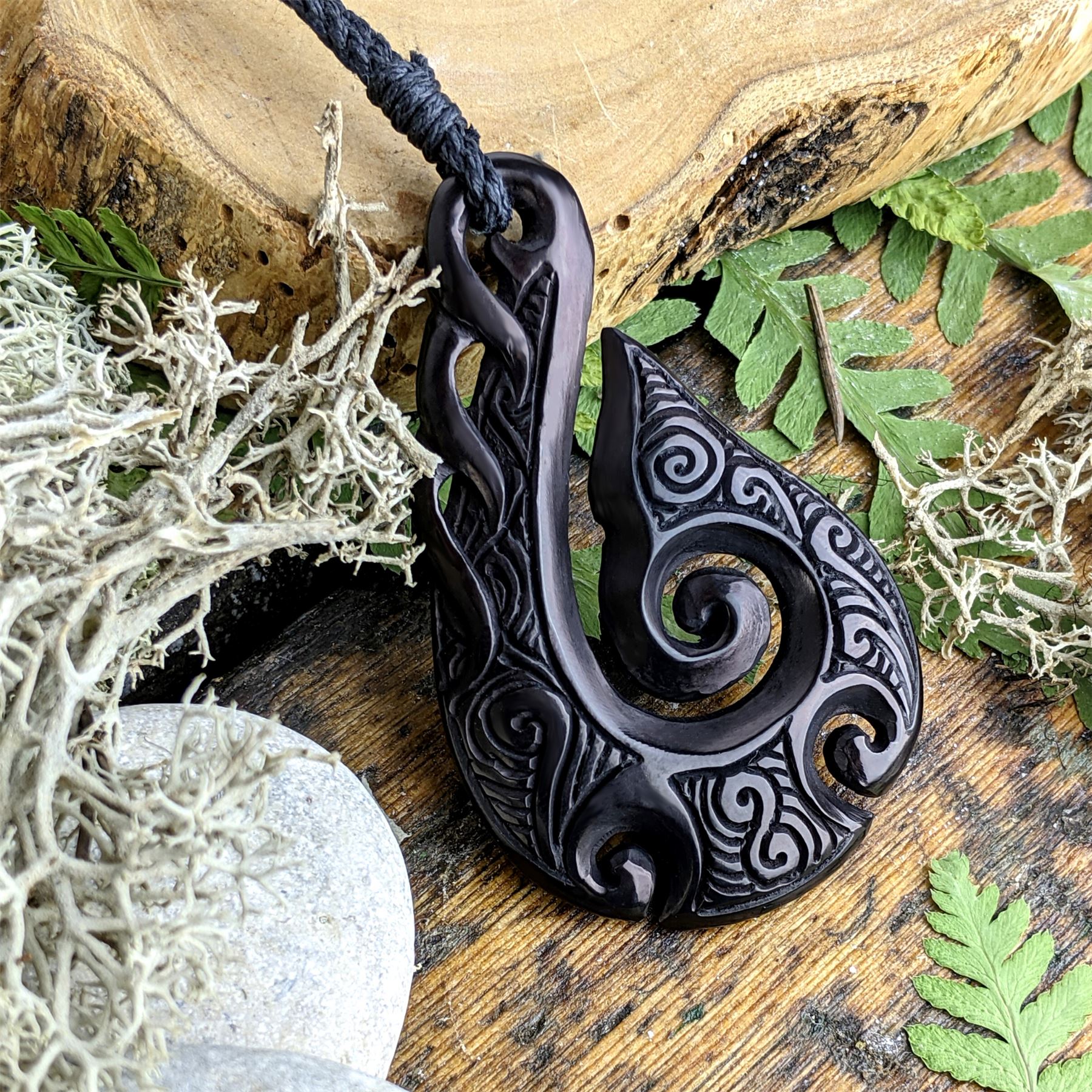 81stgeneration Ciondolo Hei Matau in Osso Intagliato a Mano con Conchiglia Paua | Accessori da Surfista per Uomo | Collana Fatta a Mano con Cordino a Forma di Amo Tribale