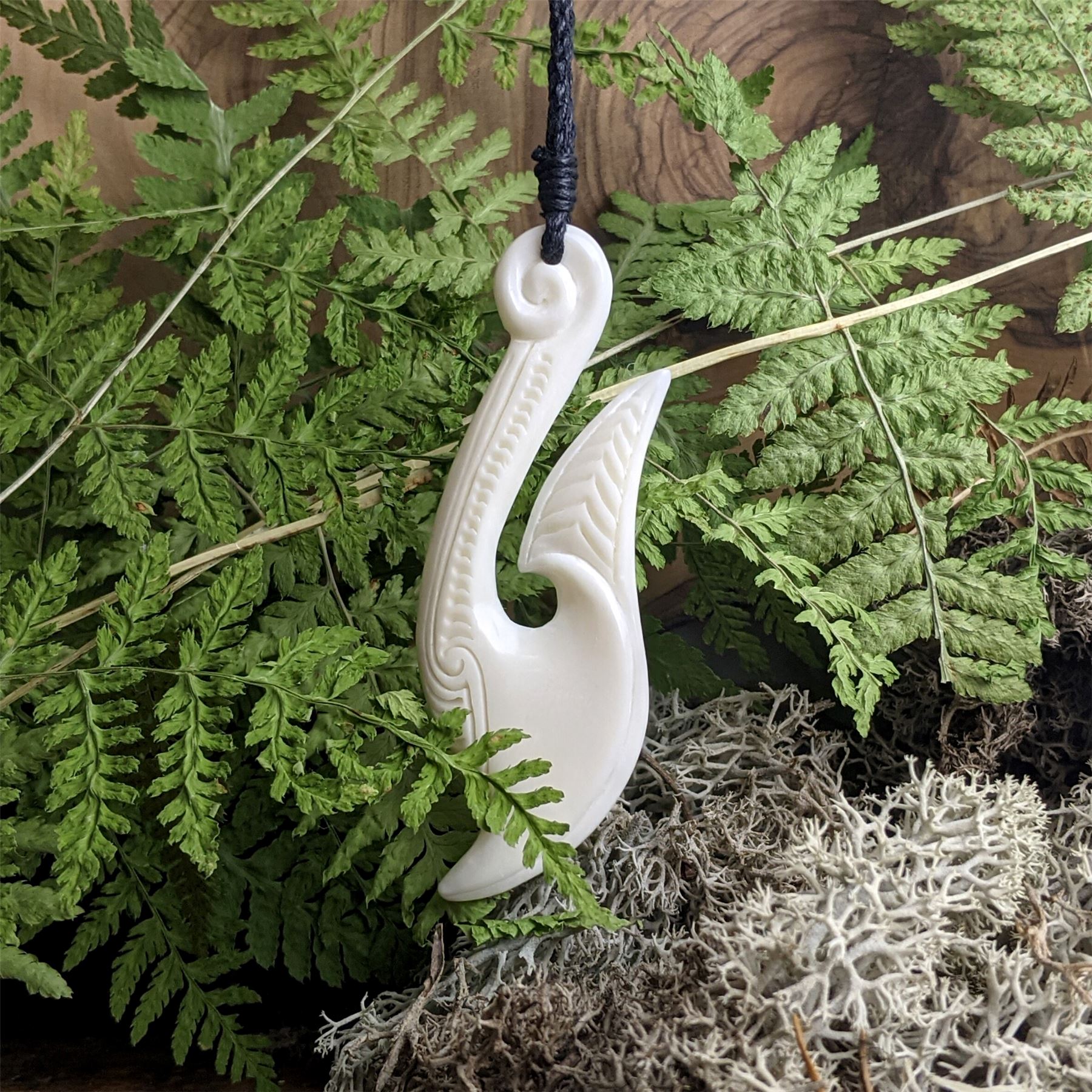 Collier Pendentif Maori Hei Matau En Os Sculpté à La Main - Neuf Avec étiquettes, 81stgeneration, Longueur 84 Cm