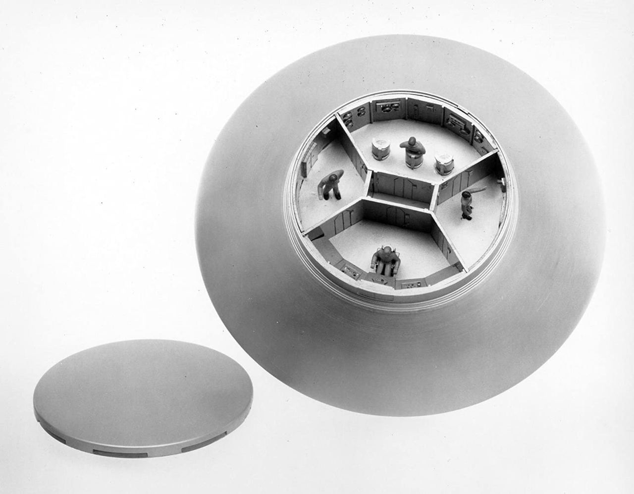 New Atlantis 172 Scale The Flying Saucer UFO Plastic Model Kit A256