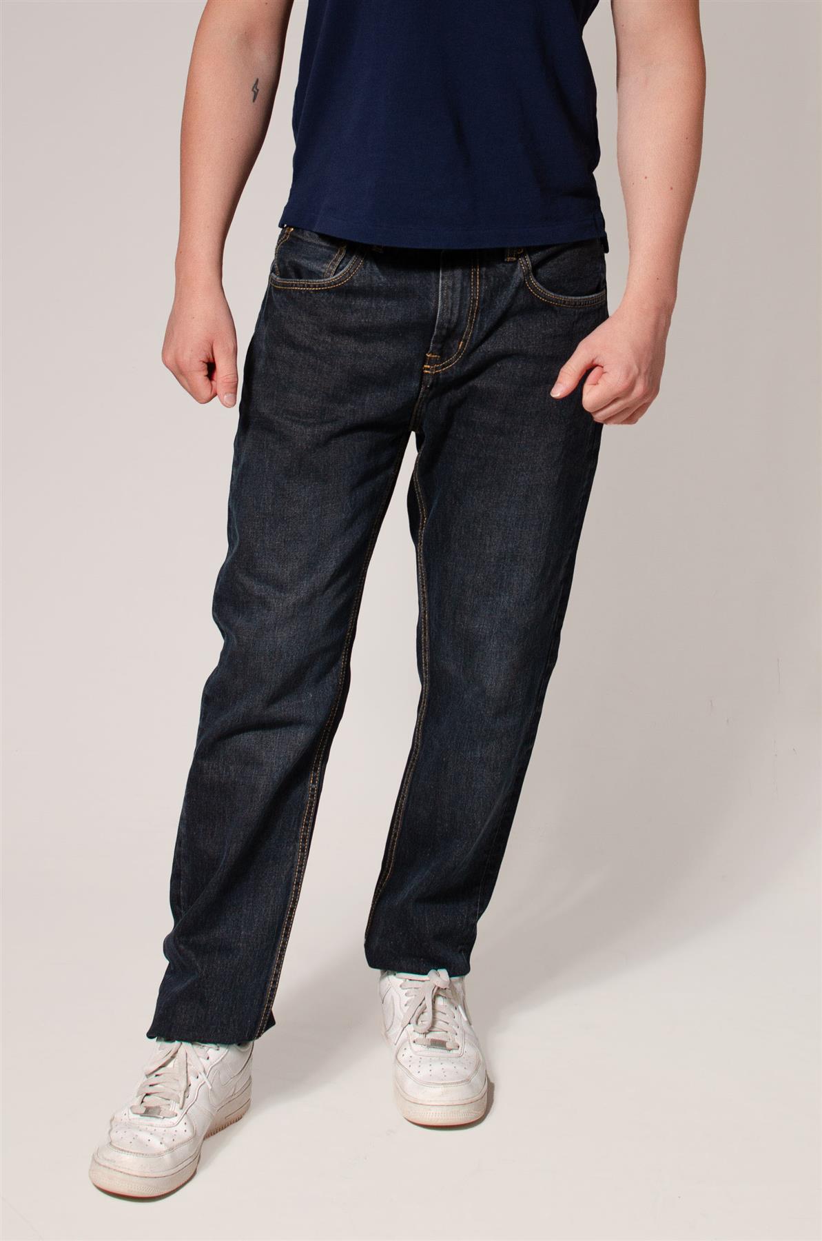 Pantalones de mezclilla Wrangler para hombre de pierna recta calce regular - Imagen 10 de 19