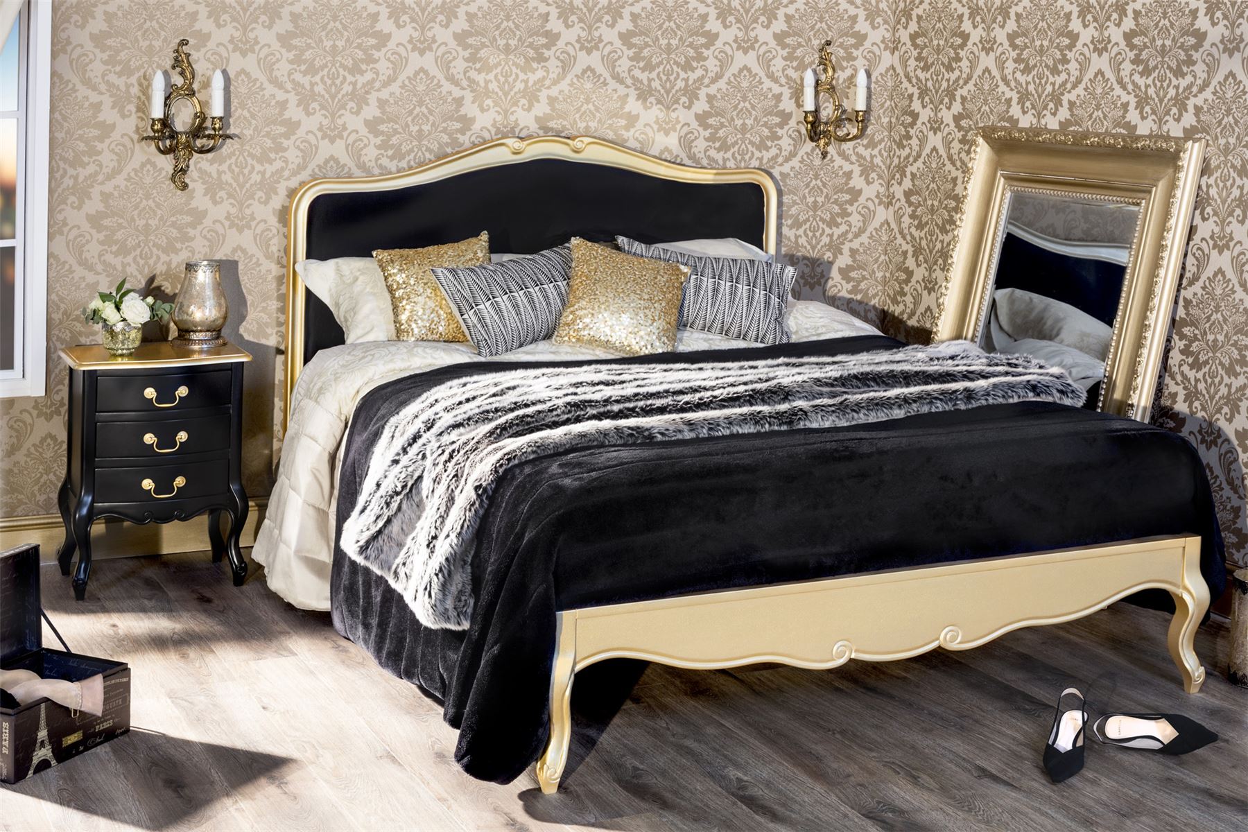 кровать из золотой кожи