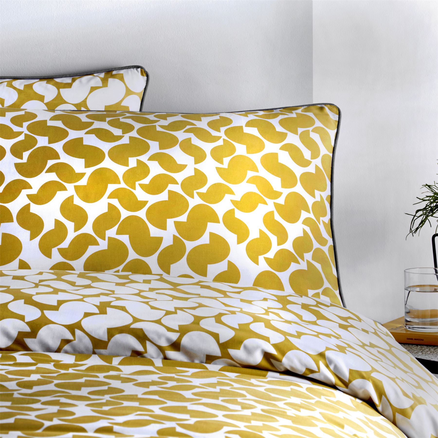 GEOMETRIC SHAPES OCHRE GOLD WHITE PIPED 180TC 100 COTTON KING SIZE