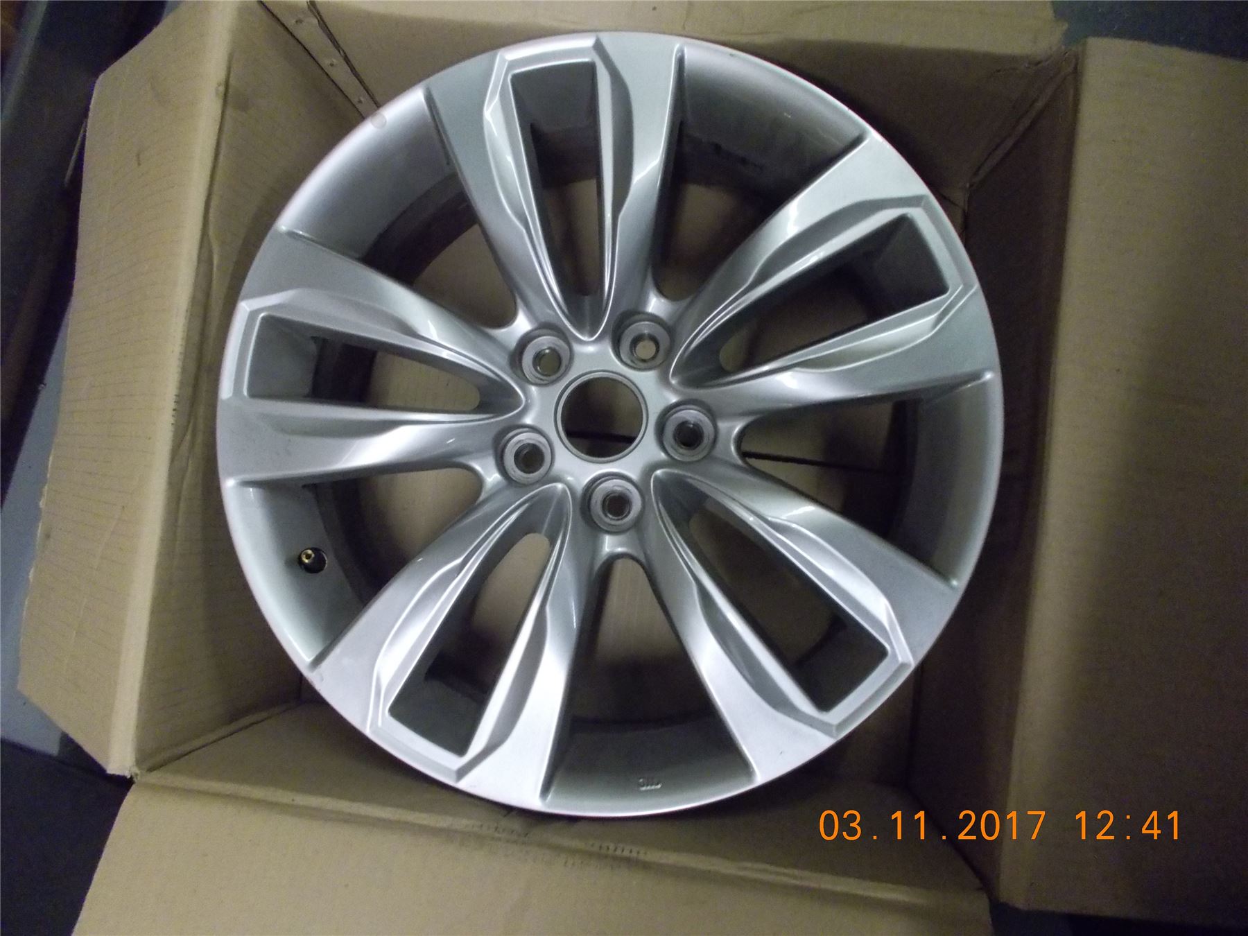 Genuine Kia Sorento Alloy Wheel 2009 onwards - 529102P180