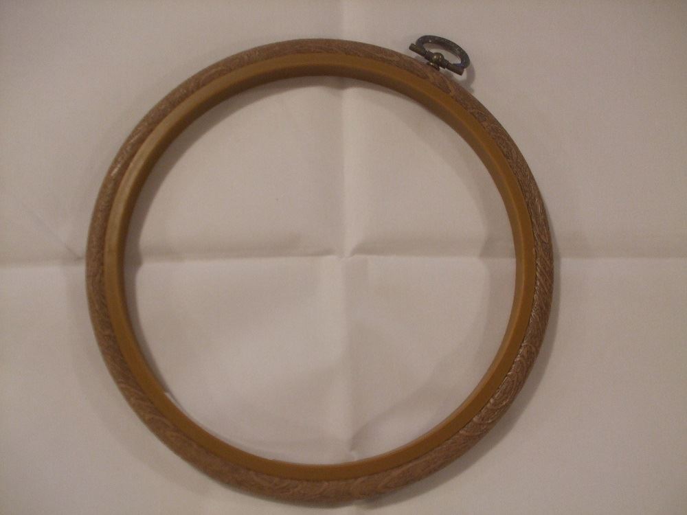 Siesta Woodgrain Effect Plastic Flexi Hoops for Embroidery and Cross Stitch - Picture 10 of 13