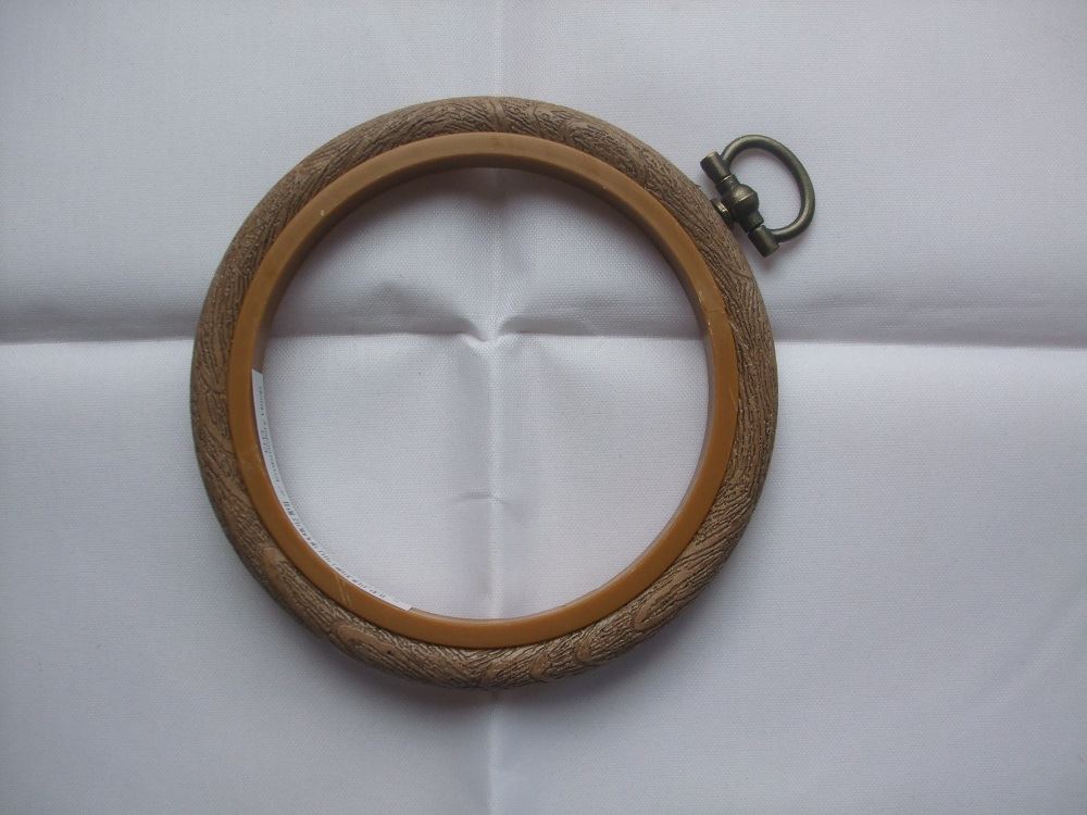 Siesta Woodgrain Effect Plastic Flexi Hoops for Embroidery and Cross Stitch - Picture 9 of 13