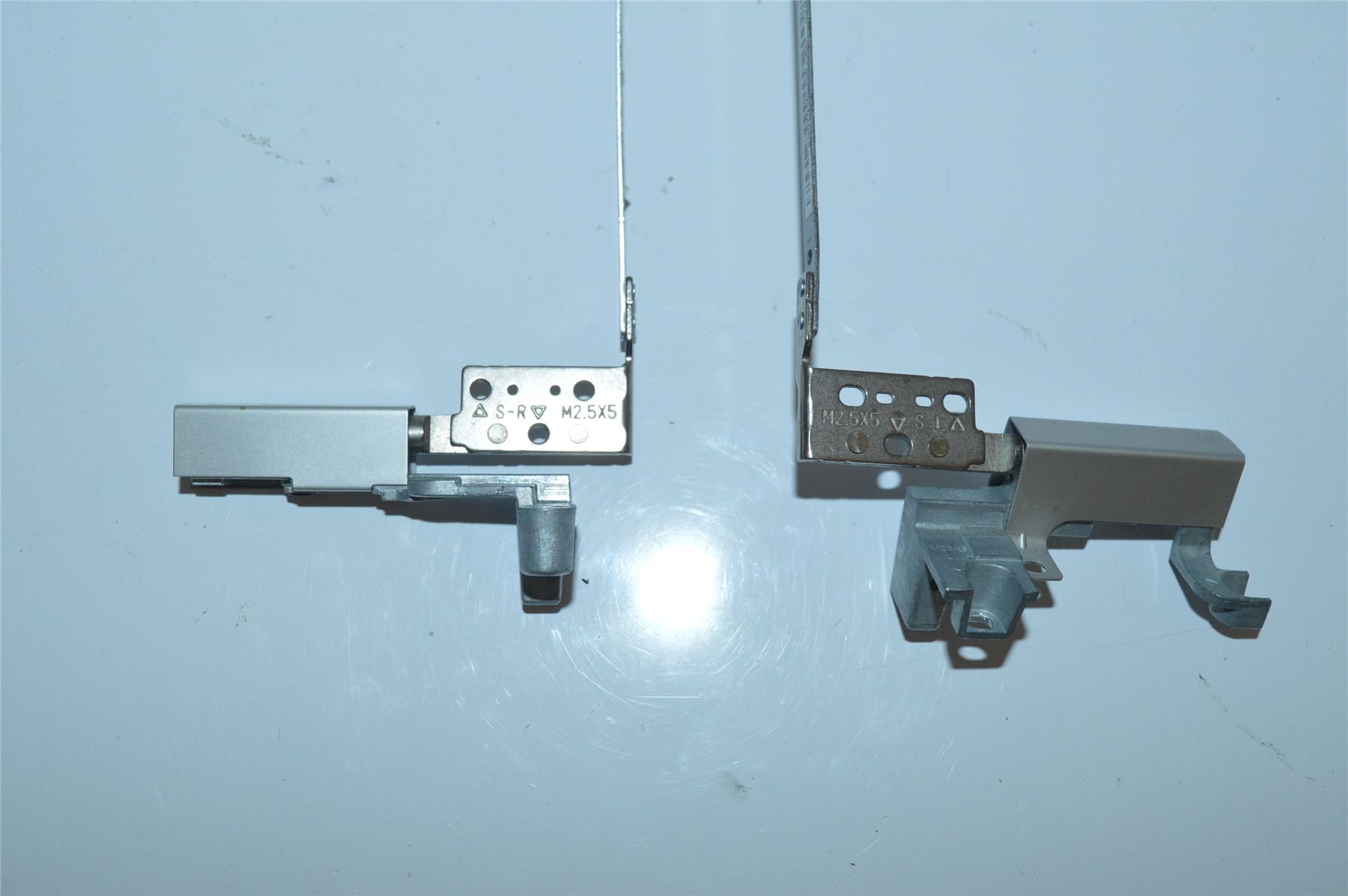 HP EliteBook 8540P LCD L+R Hinges Set With Covers AM07G000300 AM07G000400 Used