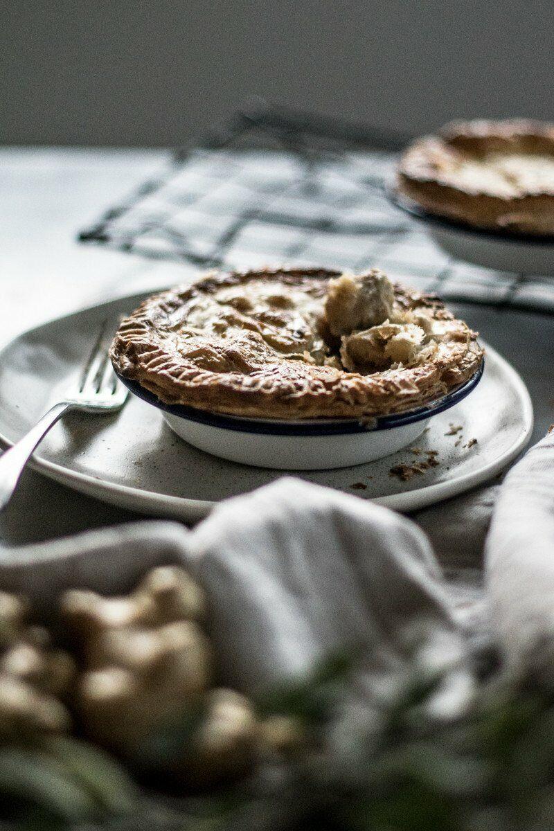 Falcon Enamel Round Pie Dish - White with Blue Rim, Oven & Dishwasher Safe - Picture 89 of 91