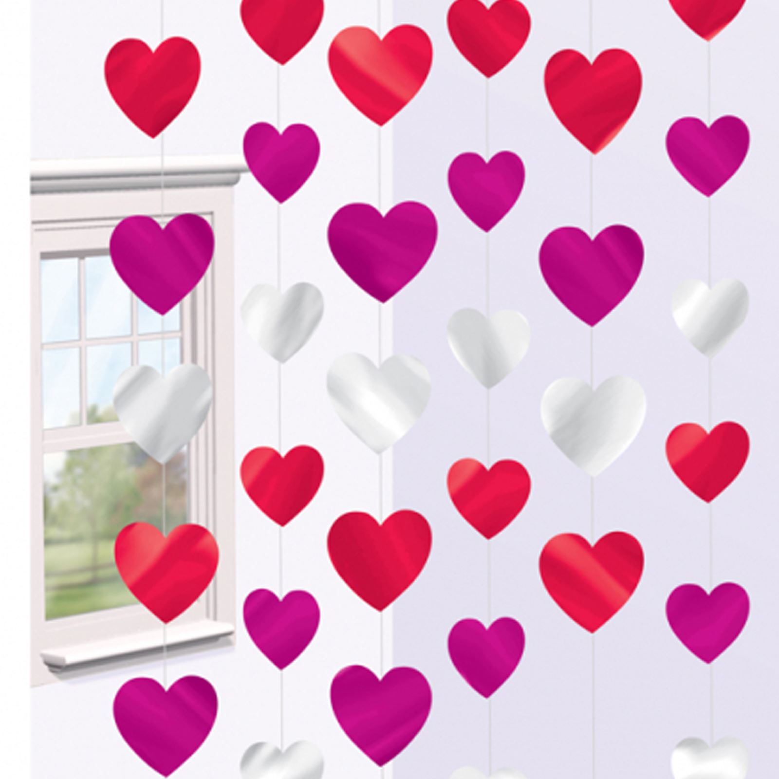 Гирлянда в виде сердца на стене