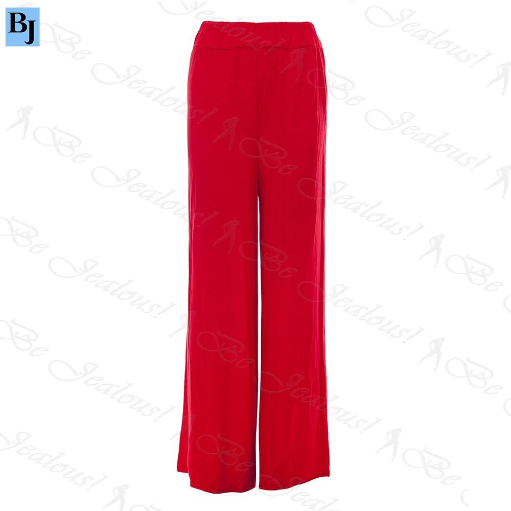 Wide legged trousers for women An easy way to make wide-leg pants look polished and elegant is by opting for a monochromatic look. Here, we went with black and chose a drapey blouse, work-appropriate pants, a unique belt and gorgeous go-to pumps for the ultimate monochromatic look.