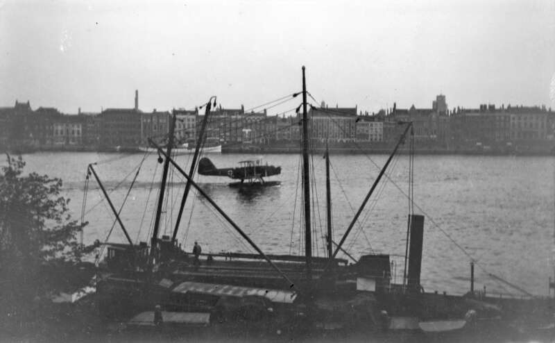 Landing Van Een Watervliegtuig Van Duitse Luchtmacht Op De Maas 10 Mei 1940 Collectie Stadsarchief Rotterdam Foto Cor Baars