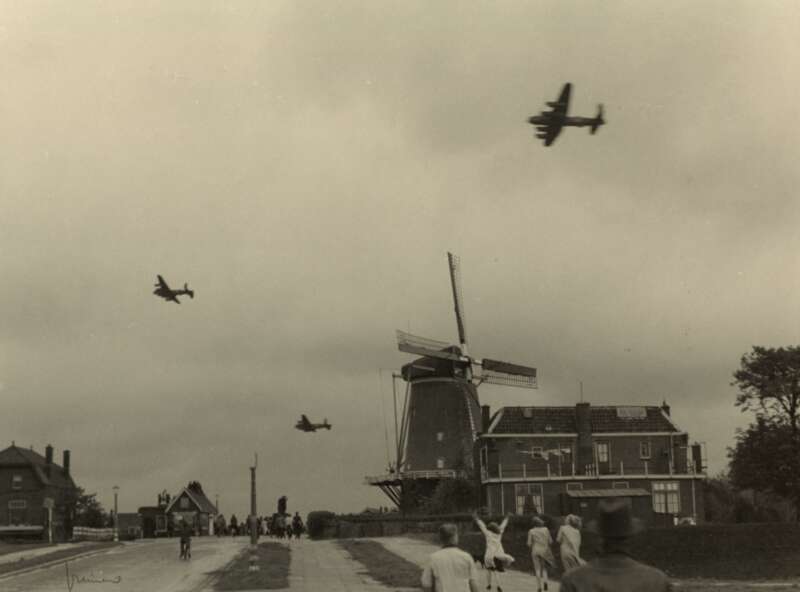 Voedseldropping Bij De Terbregseweg April Mei 1945 Collectie Stadsarchief Rotterdam Foto H F Grimeyer