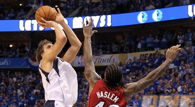 נוביצקי עם הזריקה האחרונה במשחק. ספוילר: הוא החטיא (GettyImages) נוביצקי עם הזריקה האחרונה במשחק. ספוילר: הוא החטיא (GettyImages)