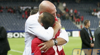 מוני הראל מחבק את גילי ורמוט (רועי גלדסטון)