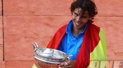 רפאל נדאל עם הדגל הספרדי והגביע (GettyImages)