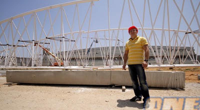 יואל רזבוזוב באצטדיון החדש של נתניה (יוסי ציפקיס) יואל רזבוזוב באצטדיון החדש של נתניה (יוסי ציפקיס)