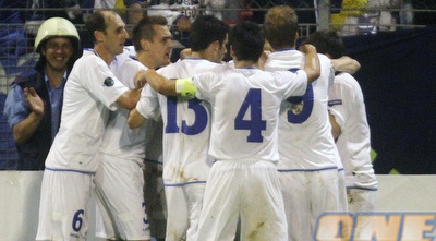 שחקני בוסניה מברכים את מדוניאנין (רויטרס)