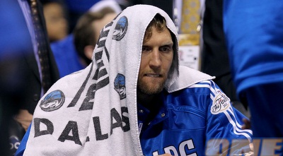 דירק נוביצקי והמגבת. ככה נראה אלוף מתוסכל (GettyImages)