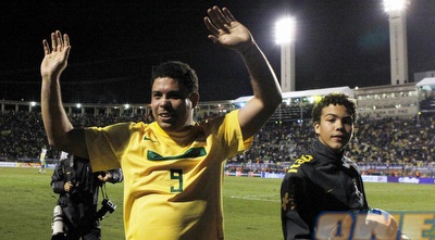 רונאלדו אומר תודה לקהל בסאו פאולו (רויטרס)