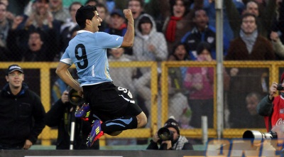 סוארס מרחף באוויר במשחק מול הולנד (רויטרס)