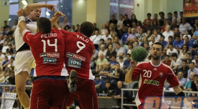 ואלו ופטרו מנסים לעצור את אמיר לנגליב (מור שאולי) ואלו ופטרו מנסים לעצור את אמיר לנגליב (מור שאולי)