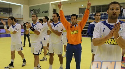 שחקני נבחרת ישראל מודים לקהל (מור שאולי) שחקני נבחרת ישראל מודים לקהל (מור שאולי)