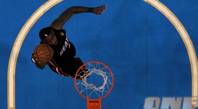 לברון קולע את שתי הנקודות הראשונות שלו במשחק (GettyImages)