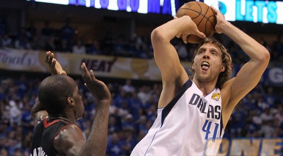 נוביצקי מול ג´ואל אנתוני (GettyImages)