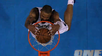 צ´נדלר בוחן מקרוב את הטבעת (GettyImages)