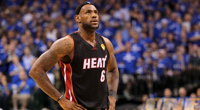 לברון מנסה להבין איך זה קורה לו (GettyImages)