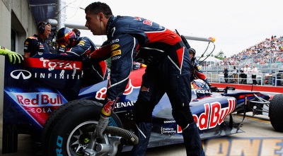 עובדים על המכונית של פטל (GettyImages)