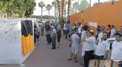 אוהדי בני יהודה מחוץ לאצטדיון בשכונת התקווה (יוסי ציפקיס)