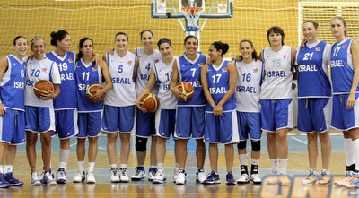 נבחרת הנשים בתמונה למזכרת (יוסי ציפקיס)